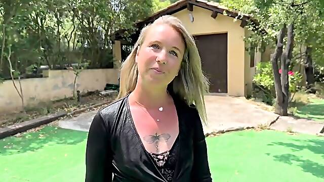 Clémentine likes to meet Claude at the farm - Jacquie et Michel TV