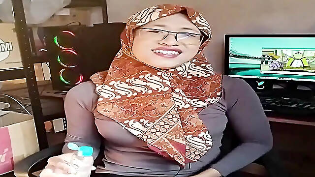 Indo Shemale Hijab Masturbation in Office
